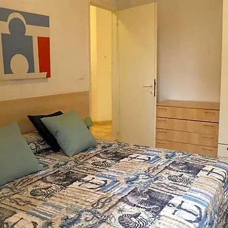 With Large Swimming Pool And Place Hotel